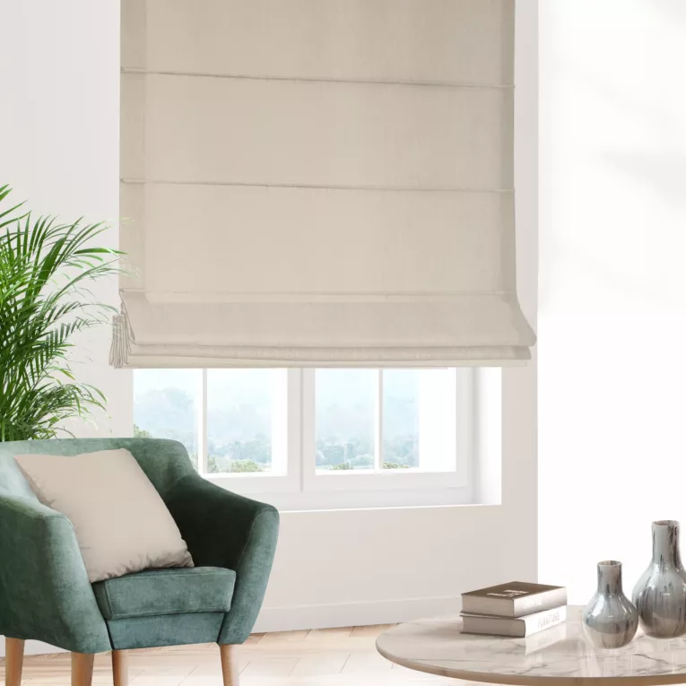 Roleta rzymska jasnobeżowa z gładkiej jednokolorowej tkaniny o jodełkowym splocie