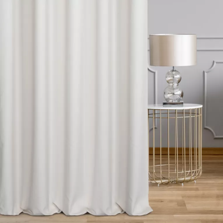 Zasłona szyta na tunelu kremowa z gładkiej tkaniny obiciowej