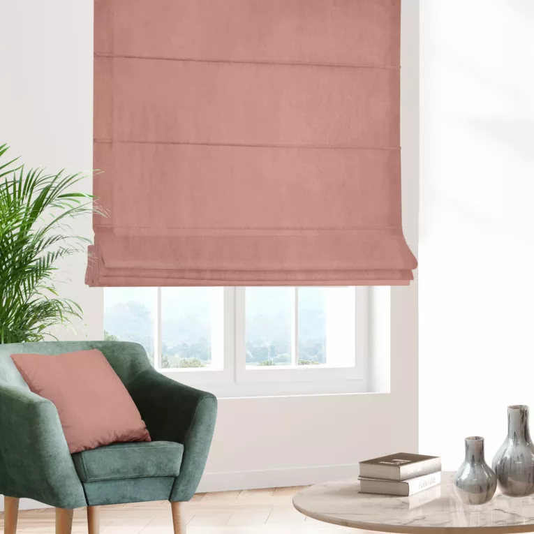 Roleta rzymska pudrowa z miękkiej półmatowej tkaniny welwetowej