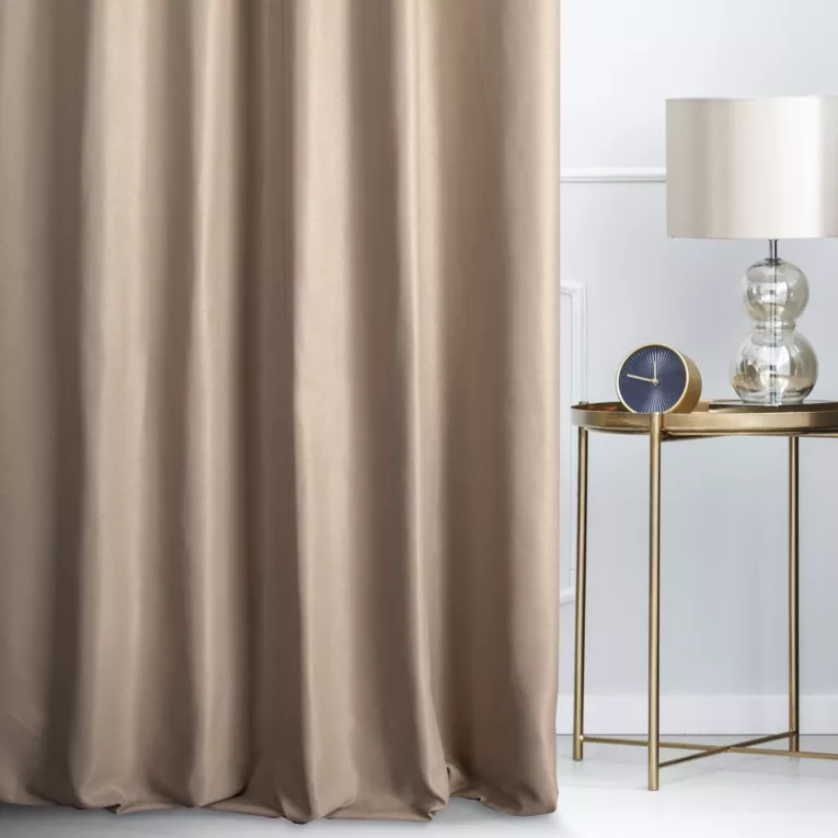Zasłona szyta na taśmie 5 cm LUXOR jasnobeżowa z eleganckiej lśniącej tkaniny o drobnym splocie
