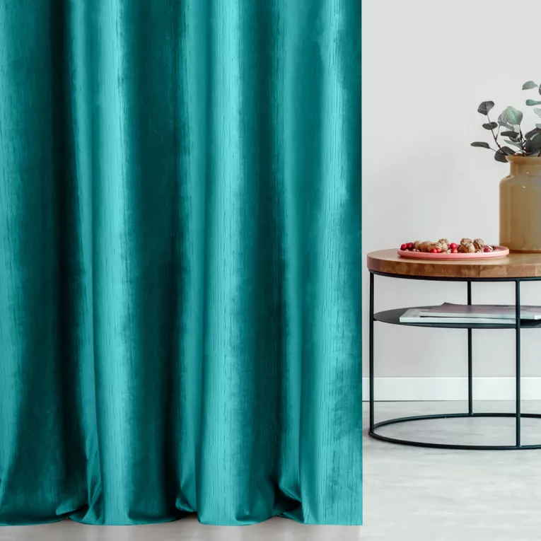 Zasłona szyta na taśmie 5 cm ciemnoturkusowa z tkaniny welwetowej w pionowe prążki, wykończona obciążnikiem