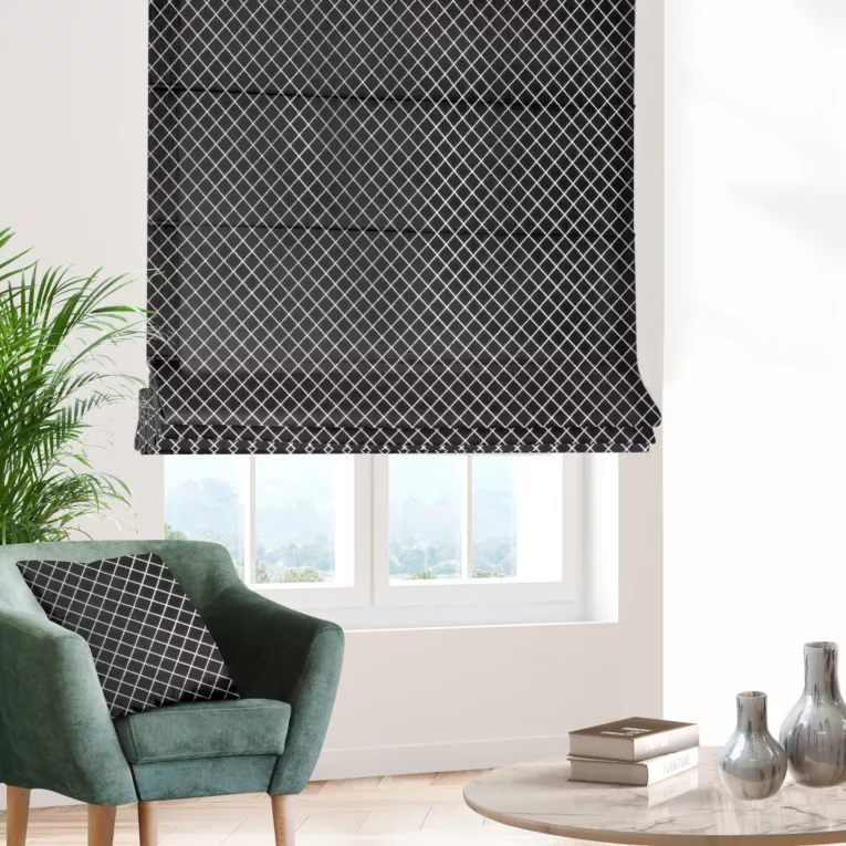 Roleta rzymska czarno srebrna z szenilowej tkaniny w geometryczny wzór przetykany błyszczącą nicią Italissima Eva Minge