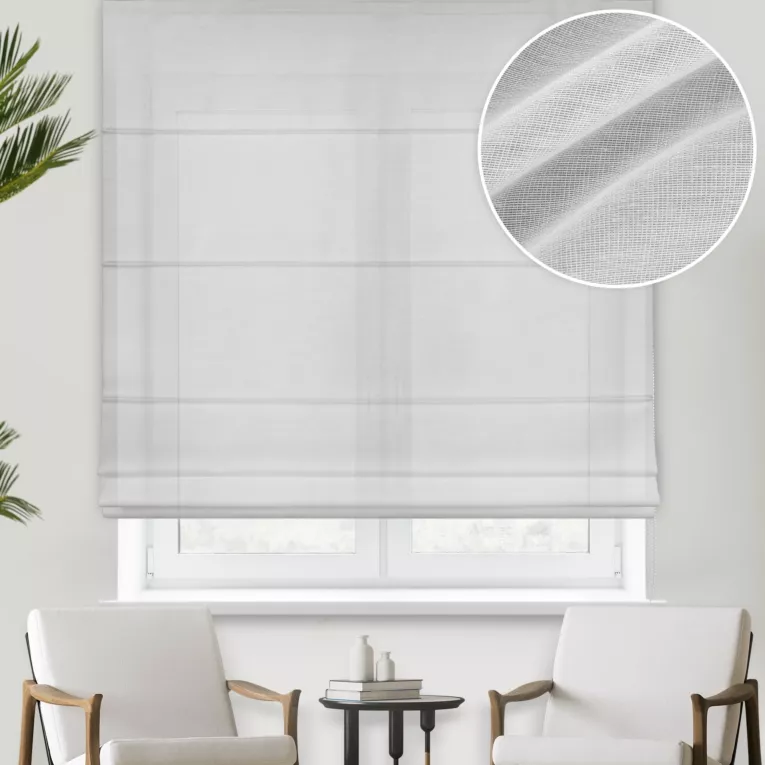 Roleta rzymska biała z matowej, półprzeźroczystej tkaniny, wykończonej obciążnikiem