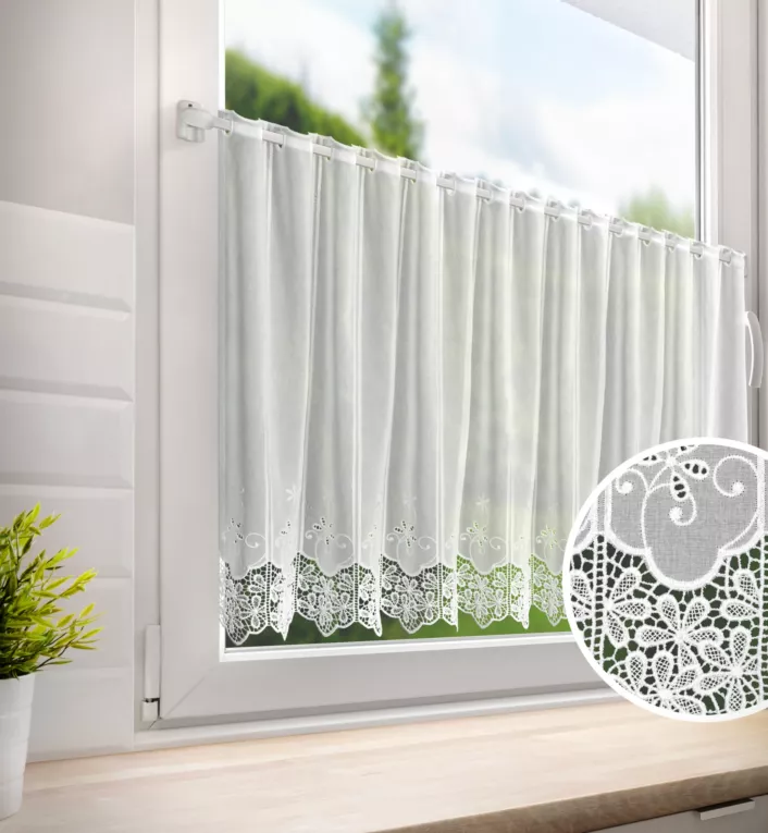 Tkanina firanowa zazdrostka zdobiona ażurowym haftem z motywem kwiatów