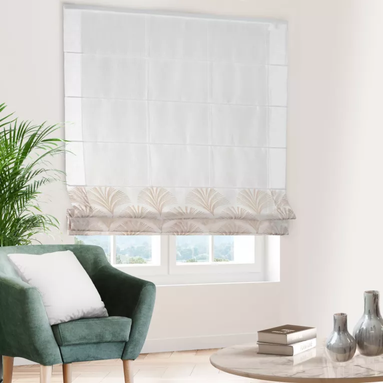 Roleta rzymska biało złota z tkaniny typu BATYST z delikatnie połyskującym, geometrycznym nadrukiem na dole tkaniny, wykończona obciążnikiem