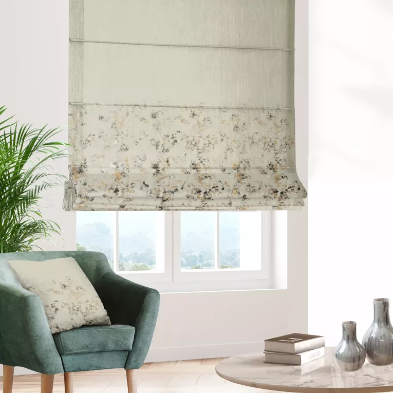 Roleta szyta z systemem comfort kremowo szampańska z welwetowej tkaniny z błyszczącym nadrukiem od dołu