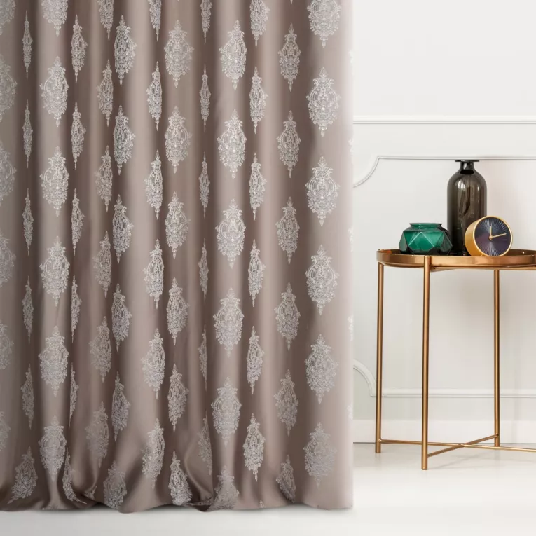 Zasłona szyta na flexach ciemnobeżowo srebrna z eleganckiej tkaniny w drobny ornamentowy wzór