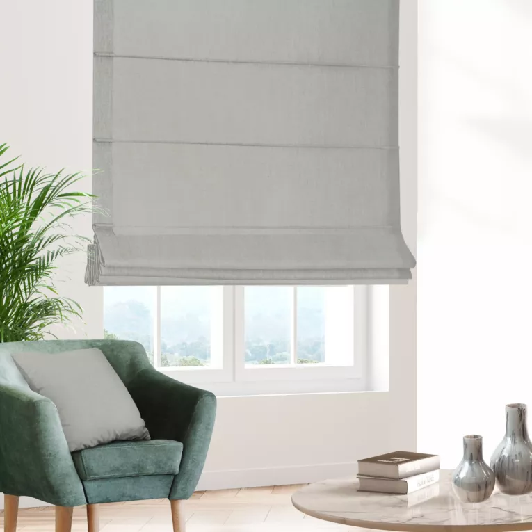 Roleta rzymska srebrna z tkaniny blackout zaciemniającej w 100% o naturalnej strukturze