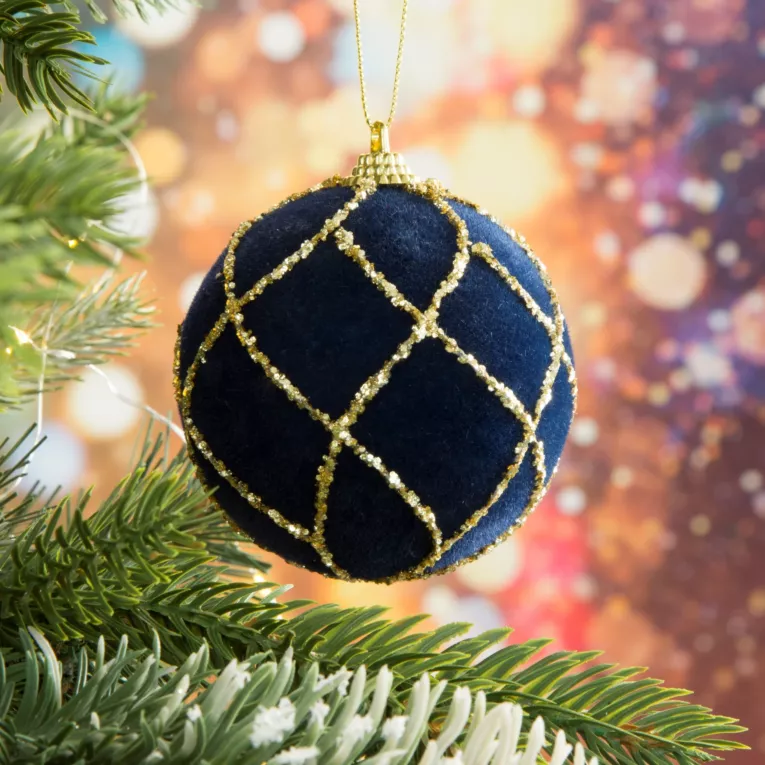 Bombka choinkowa o puszystej powierzchni ze złotym geometrycznym wzorem