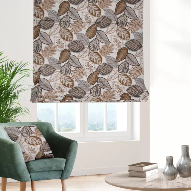 Roleta rzymska brązowo popielata z grubej, gobelinowej tkaniny o wzorze w liście, zawiera 50% bawełny