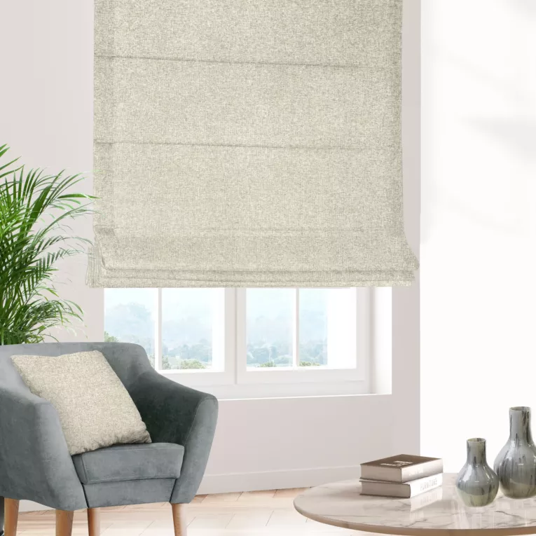 Roleta rzymska kremowa z tkaniny trudnopalnej, zaciemniającej, typu blackout z efektem melanżu