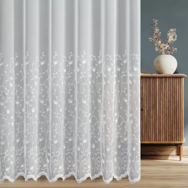 Firana szyta na flexach biała z tkaniny z efektem deszczyku, zdobionej haftem roślinnym z kryształkami