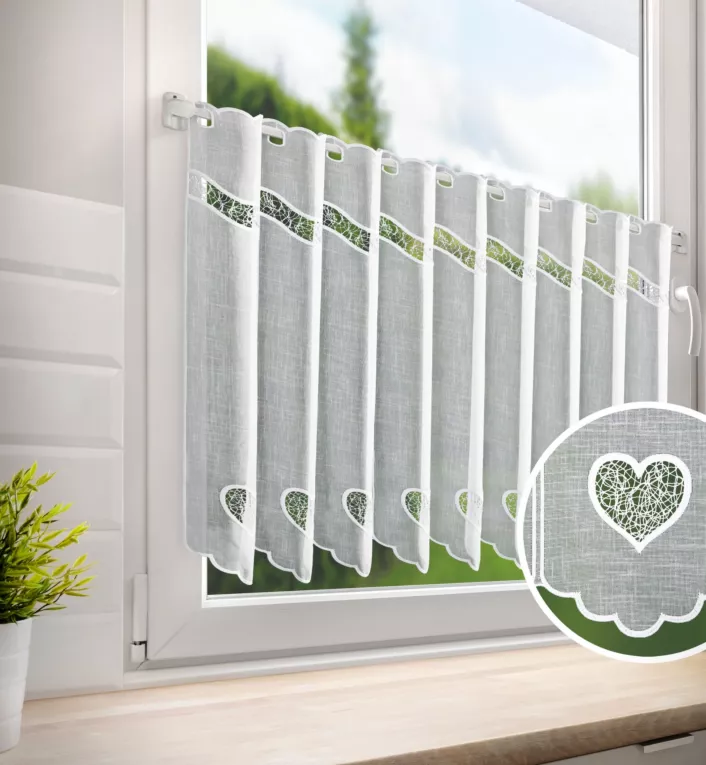 Tkanina firanowa zazdrostka z etaminy zdobiona ażurowym haftem serduszek