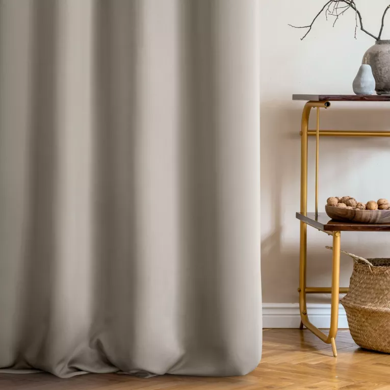 Zasłona szyta na taśmie 5 cm jasnobrązowa z gładkiej tkaniny zaciemniającej typu dimout