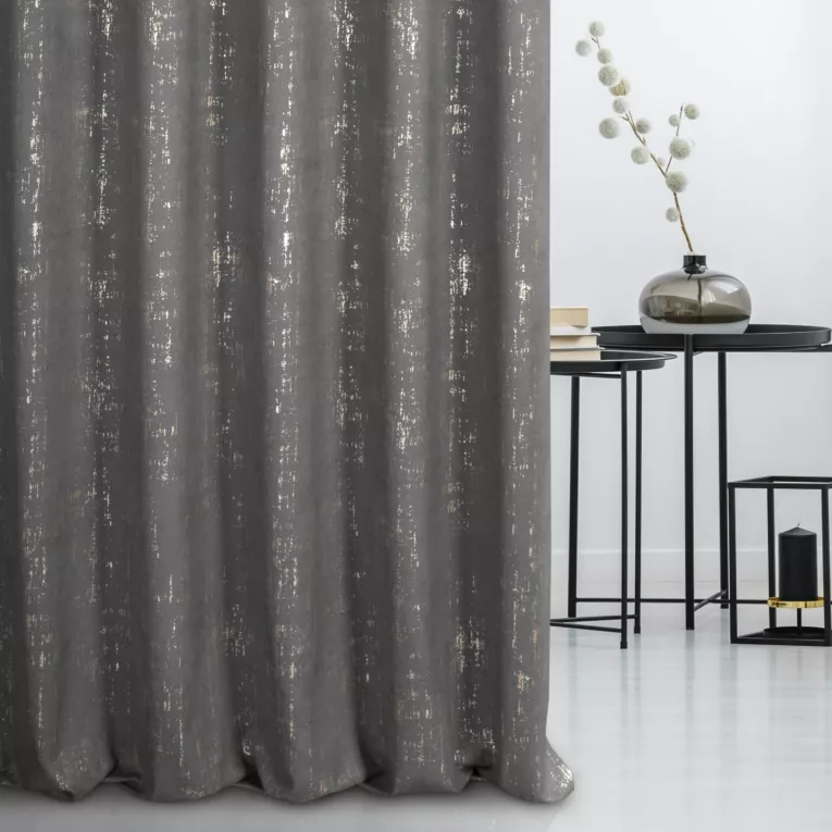 Zasłona szyta na taśmie 5 cm grafitowo złocista z miękkiej tkaniny o strukturze weluru z połyskliwym nadrukiem