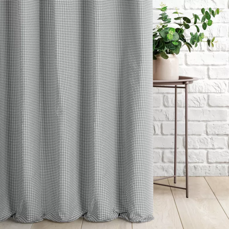 Zasłona szyta na tunelu biało popielata z delikatnej tkaniny w kratkę