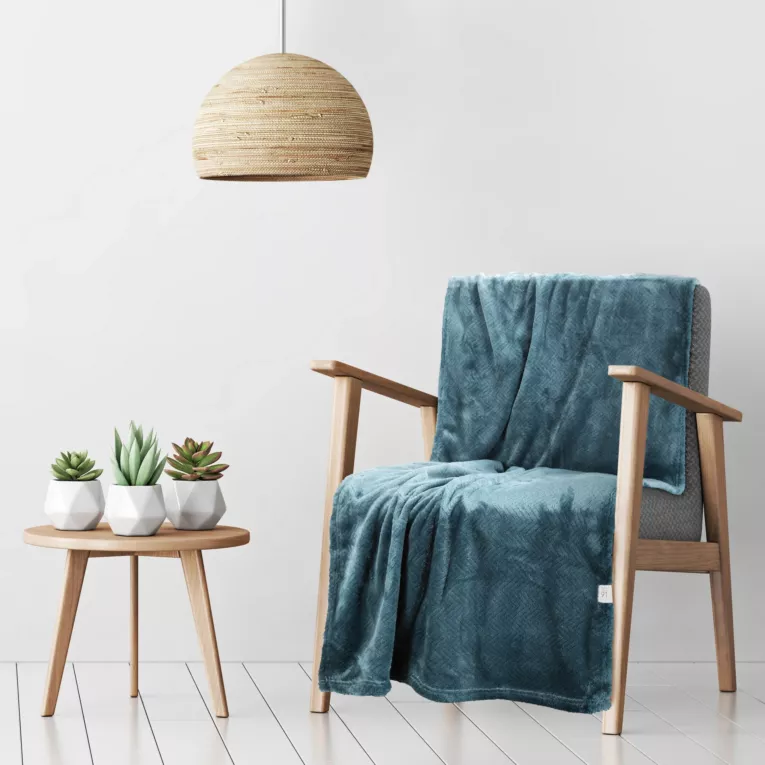 DESIGN 91 Narzuta na fotel-koc CINDY 5 miękki i miły w dotyku z wytłaczanym wzorem jodełki