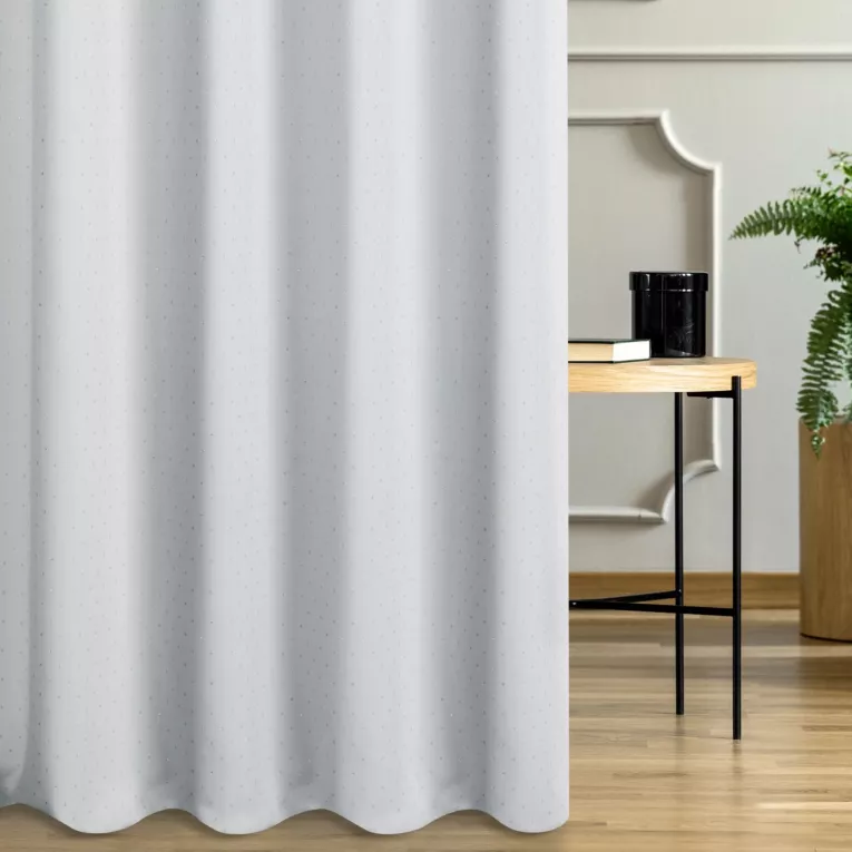 Zasłona szyta na taśmie 5 cm biało srebrna z gładkiej tkaniny przeplatanej błyszczącą lureksową nicią o wzorze w kropki