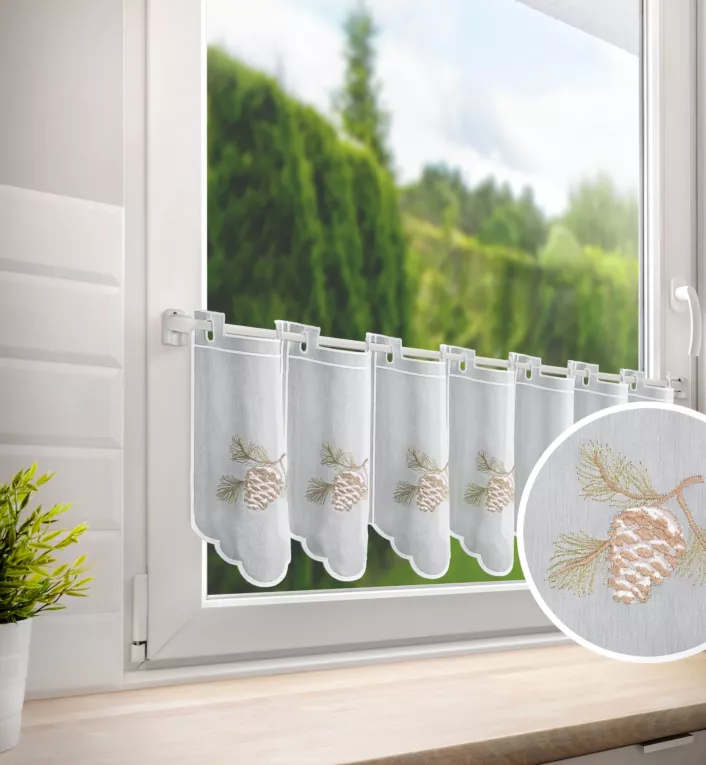 Tkanina firanowa zazdrostka zdobiona zimowym haftem