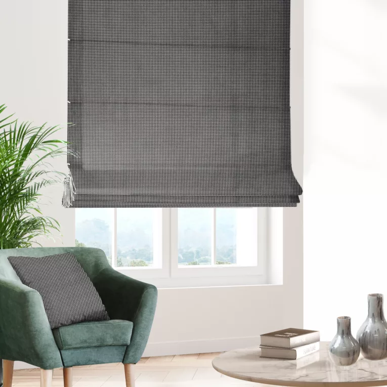 Roleta rzymska czarna tkanina welwetowa z błyszczącym, metalicznym nadrukiem drobnej pepitki