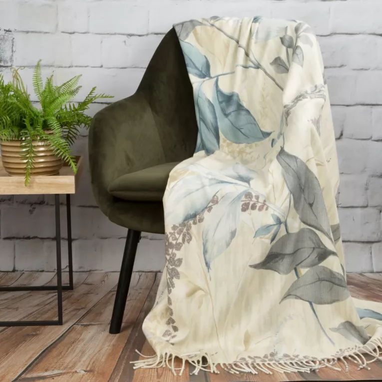 Koc bawełniano-akrylowy 150x200 cm kremowo, niebieski z motywem liści zakończony frędzlami AKRYL 20 Eurofirany Premium