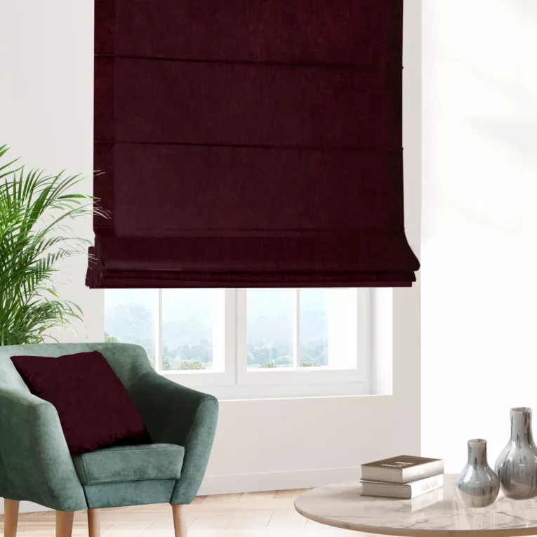 Roleta rzymska bordowa z tkaniny o szenilowej strukturze