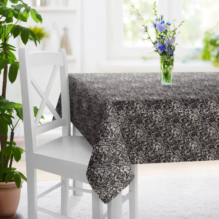 Obrus szyty czarno popielaty z miękkiej tkaniny szenilowej z ornamentowym wzorem