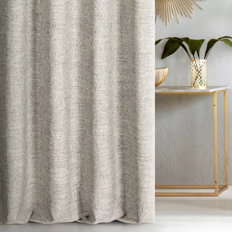 Zasłona szyta na taśmie 5 cm szarobeżowa z tkaniny w stylu eko o naturalnym splocie, z efektem melanżu, wykończona obciążnikiem