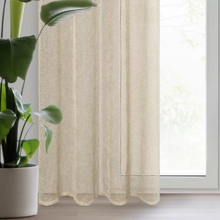 Firana beżowa z lekkiej mikrosiateczki z połyskiem zakończona koronką 140x250 cm przelotka NEL