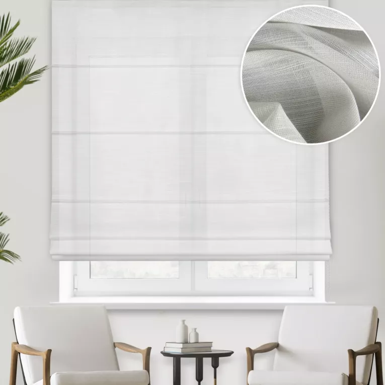 Roleta rzymska srebrna z lekko połyskującej etaminy o gęstym splocie, wykończona obciążnikiem