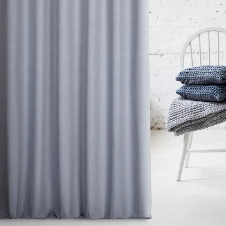 Zasłona szyta na flexach niebieska z gładkiej tkaniny w stylu eko