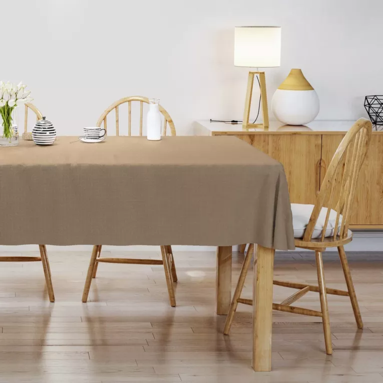 Obrus szyty ciemnobeżowy z miękkiej, matowej tkaniny w drobny geometryczny wzór