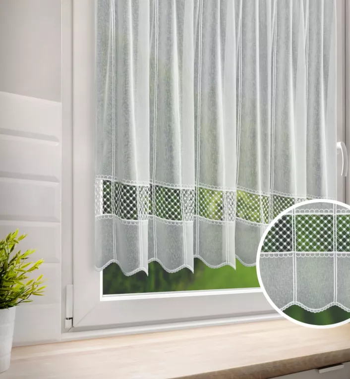 Tkanina firanowa zazdrostka z grubszej etaminy z ażurową aplikacją