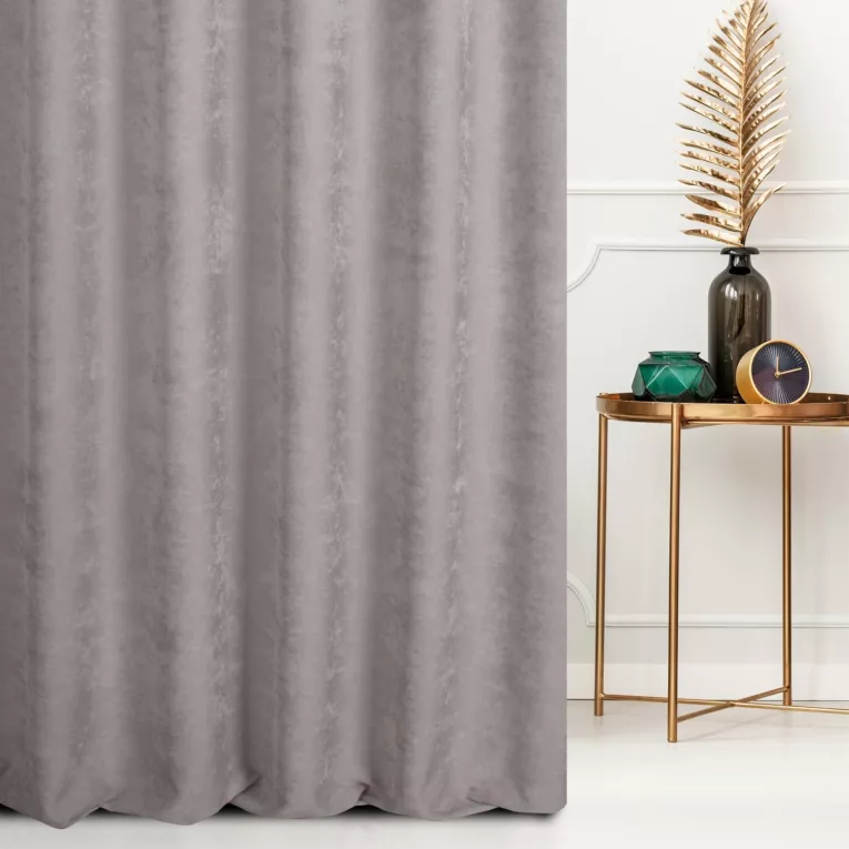 Zasłona szyta na taśmie 5 cm jasnosrebrna z miękkiej tkaniny szenilowej typu dimout o naturalnym splocie