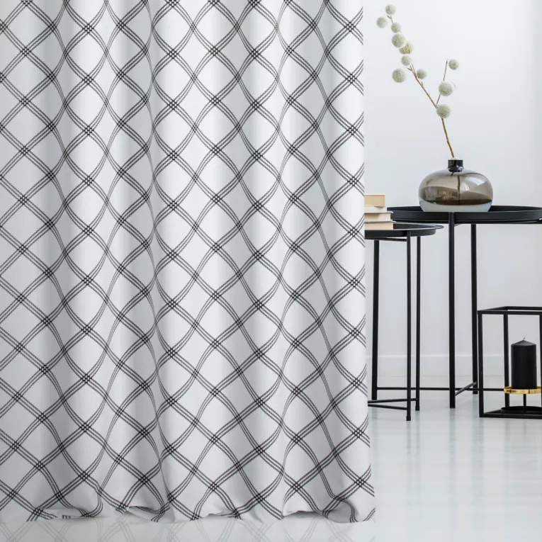 Zasłona szyta na taśmie 5 cm biało czarna z miękkiej tkaniny z nadrukiem w kratę