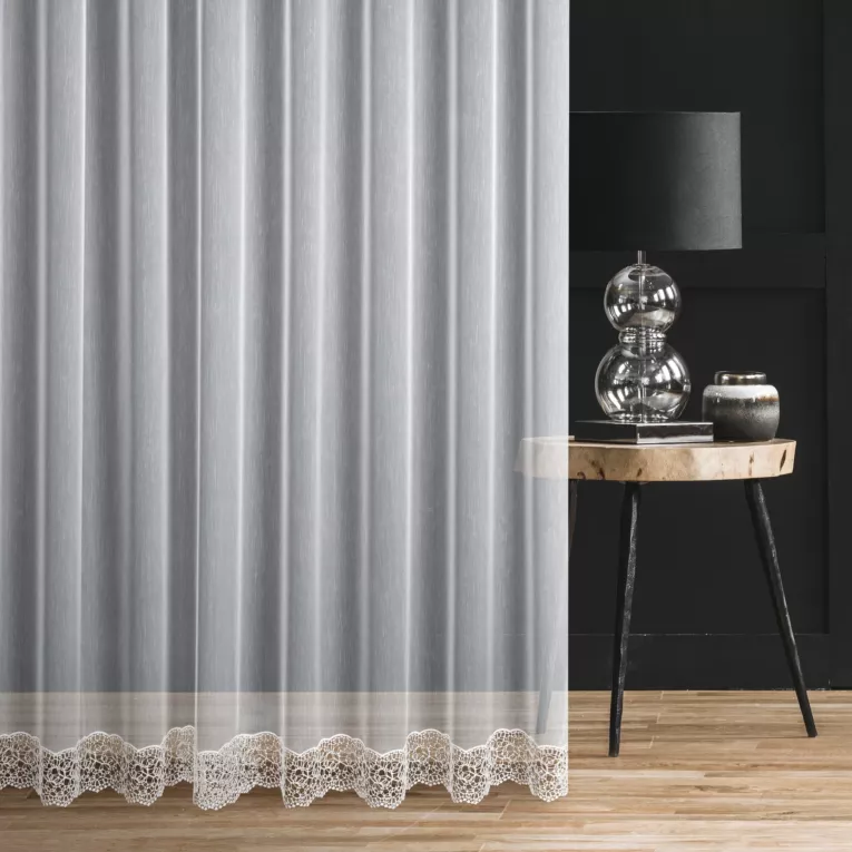 Firana szyta na taśmie 5 cm biała z delikatnej tkaniny typu aden zdobiona aplikacją