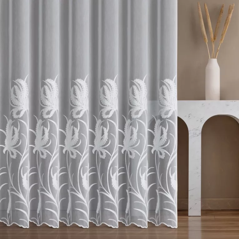 Firana szyta na taśmie 5 cm biała z tkaniny z efektem deszczyku, zdobionej haftem łańcuszkowym