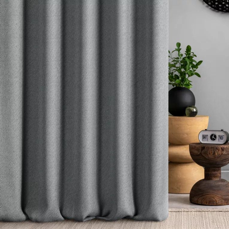 Zasłona szyta na flexach grafitowa z tkaniny z jodełkowym wzorem geometrycznym