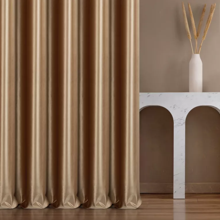Zasłona szyta na taśmie 5 cm złota z miękkiej półmatowej tkaniny welwetowej