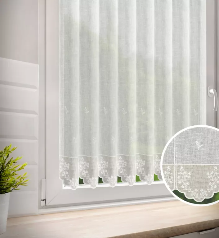 Tkanina firanowa zazdrostka z etaminy zdobiona haftem drobnych kwiatuszków