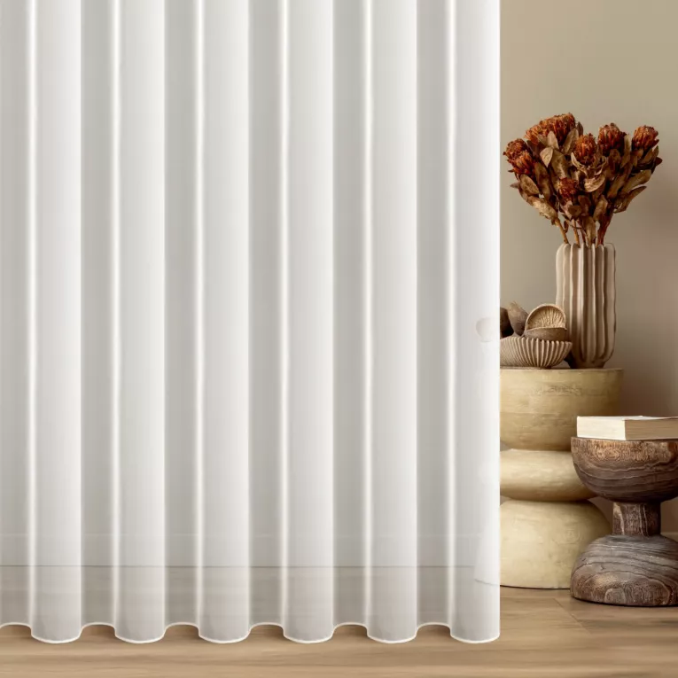 Firana szyta na taśmie 5 cm kremowa z matowej miękkiej w dotyku tkaniny PERU, wykończona obciążnikiem