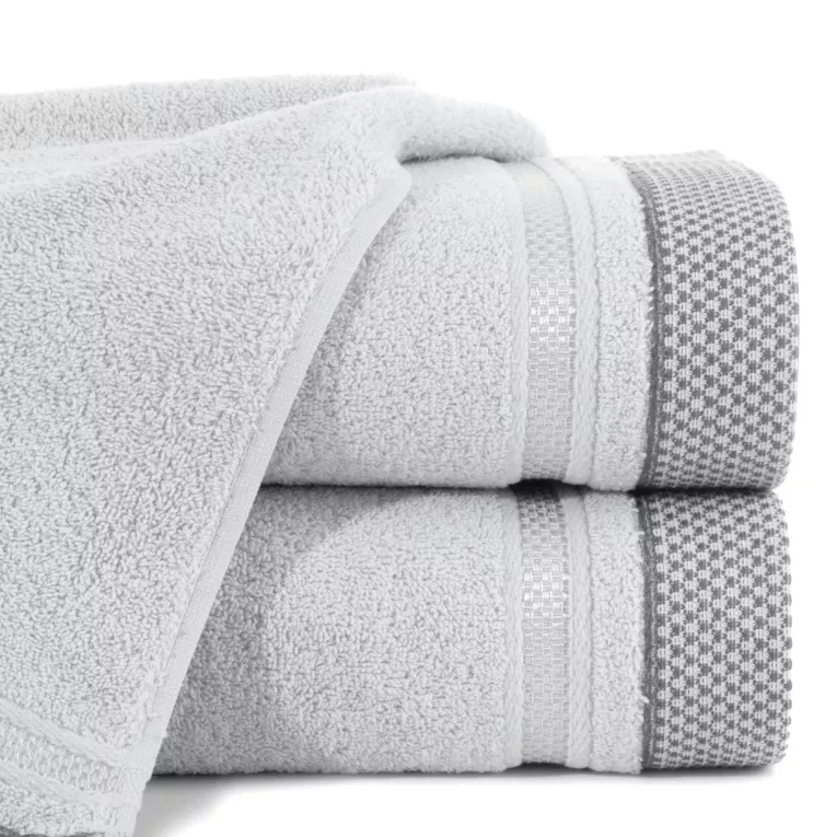 Ręcznik KINGA z żakardową bordiurą w pasy w drobną krateczkę