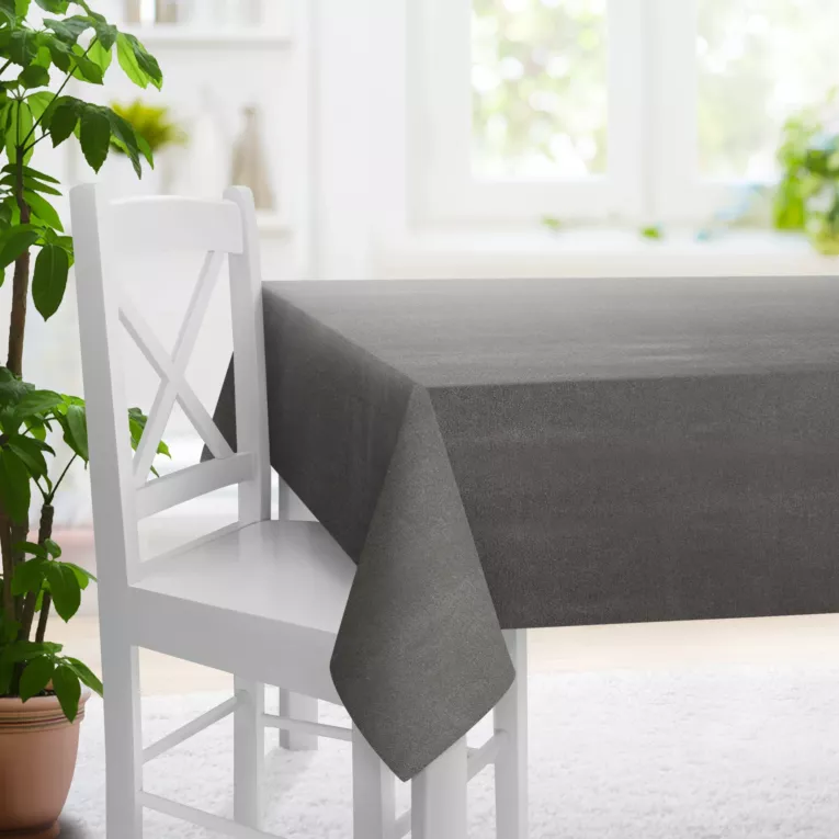 Obrus szyty grafitowy z gładkiej, zaciemniającej tkaniny z wyraźnym splotem