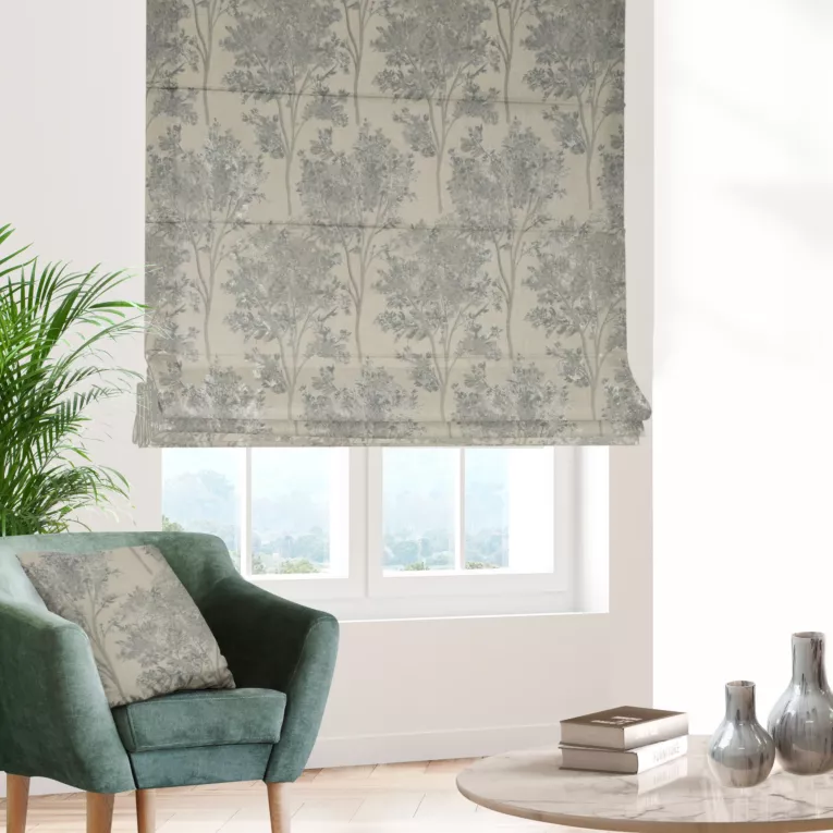 Roleta rzymska naturalno niebieska z żakardowej tkaniny z dodatkiem bawełny zdobiona botanicznym wzorem ze srebrną nicią