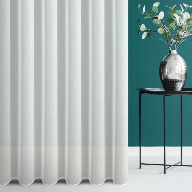 Firana szyta na taśmie 5 cm kremowa z delikatnej tkaniny z efektem deszczyku, wykończonej obciążnikiem