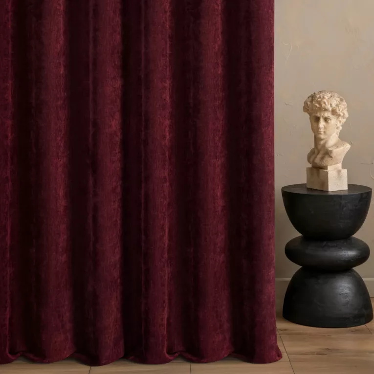 Zasłona szyta na przelotkach bordowa z tkaniny o szenilowej strukturze