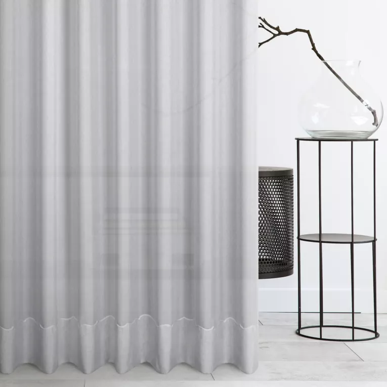 Firana szyta na taśmie 5 cm popielata z matowej etaminy z kordonkowym haftem i podwinięciem