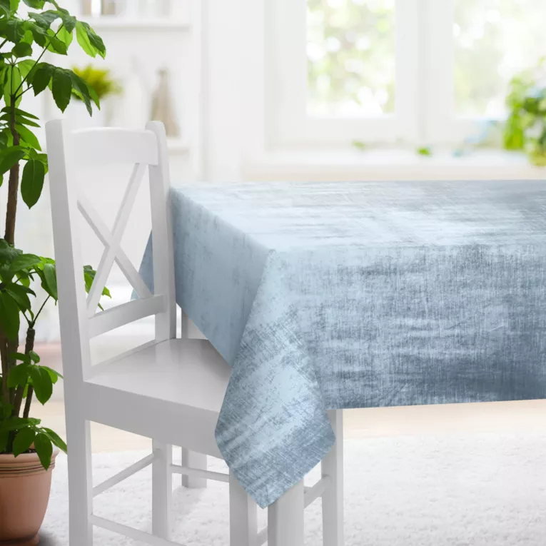 Obrus szyty SAFARI 1 niebieski z miękkiej welwetowej tkaniny z połyskiem i poziomym prążkiem