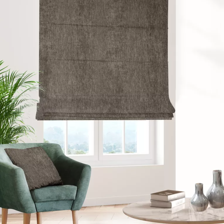 Roleta rzymska beżowa z tkaniny o szenilowej strukturze