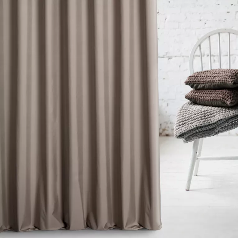 Zasłona szyta na taśmie 5 cm jasnobrązowa z tkaniny typu Blackout zaciemniającej w 100%